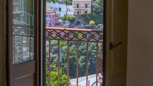 Un balcon donnant sur une ville située sur une colline.