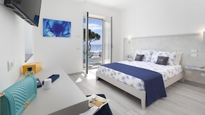 A modern bedroom with a bed, a desk, a chair, and a television. - Villa Iside in Nerano (Massa Lubrense)