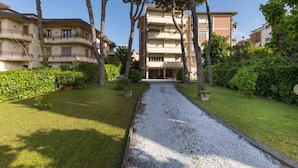 A residential building with multiple balconies, surrounded by well-maintained lawns and trees. - La Casa Matta in Viareggio (Viareggio)
