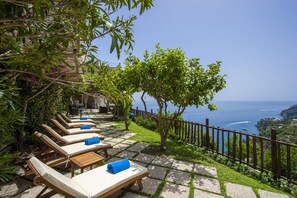 A terrace with lounge chairs and a view of the sea. - Villa Bellavista in Amalfi (Amalfi)