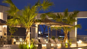 Hồ bơi ngoài trời, ghế dài tắm nắng