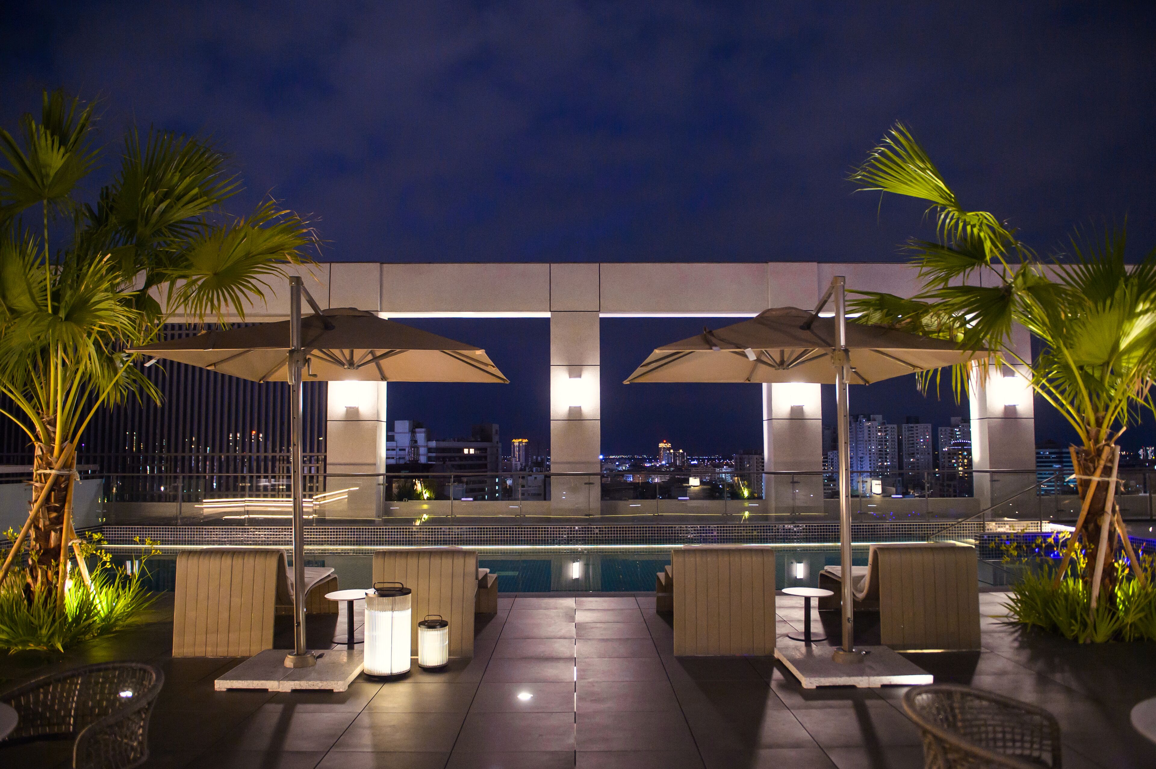 室外泳池；躺椅