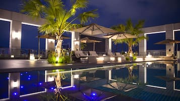 Outdoor pool, pool loungers