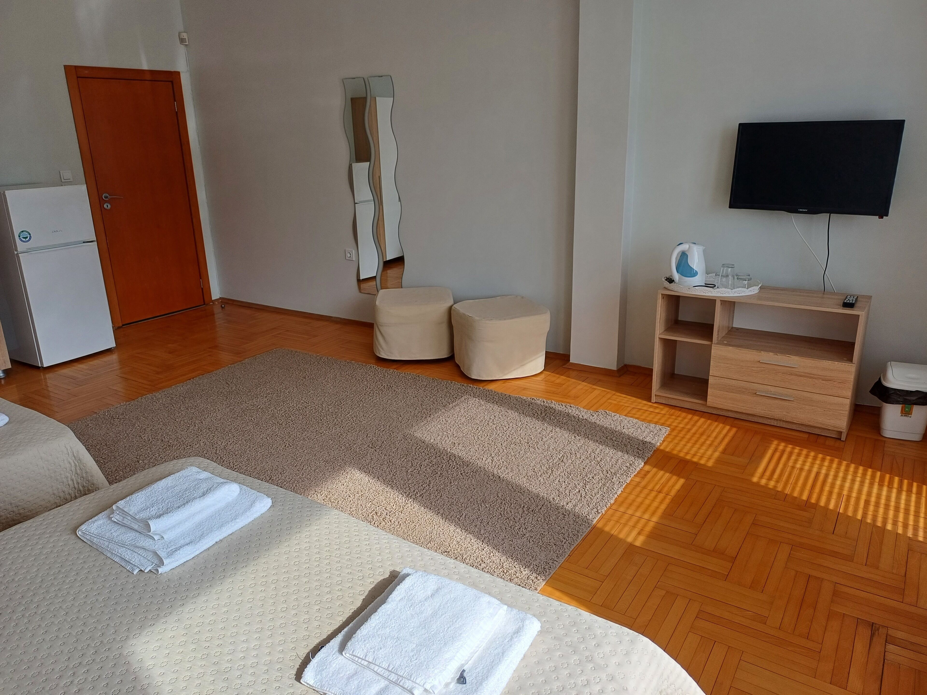 6 bedrooms, desk, iron/ironing board, free WiFi