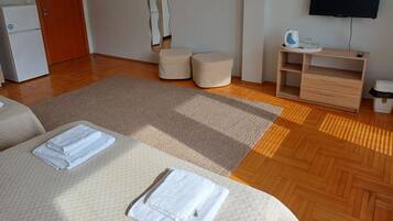 6 bedrooms, desk, iron/ironing board, free WiFi