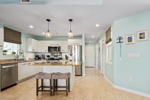 Fridge, microwave, oven, stovetop - Discover Keauhou Paradise: Gated Neighborhood with Pool & BBQ (Kailua Kona)