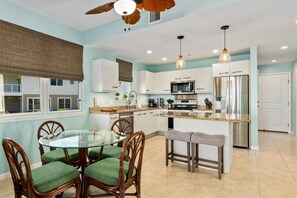 Fridge, microwave, oven, stovetop - Discover Keauhou Paradise: Gated Neighborhood with Pool & BBQ (Kailua Kona)