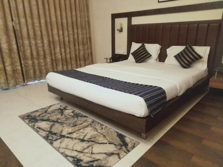 Escritorio, sistema de insonorización y ropa de cama