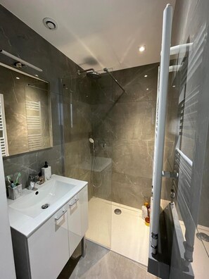 Douche, séchoir à cheveux, serviettes fournies, savon