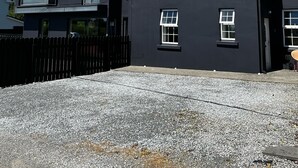 A modern black house with a gravel driveway and a wooden fence. - 1892 Schoolhouse Killarney - ideal for Ring of Kerry, Dingle & Killarney (Killarney)