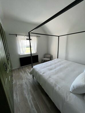3 bedrooms, desk, travel cot, free WiFi - 1892 Schoolhouse Killarney - ideal for Ring of Kerry, Dingle & Killarney (Killarney)