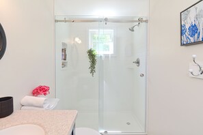 Dusche, Haartrockner, Handtücher, Seife