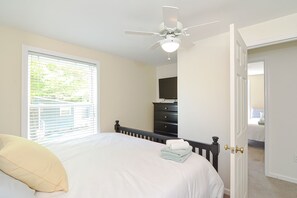 4 bedrooms, iron/ironing board, free WiFi, bed sheets
