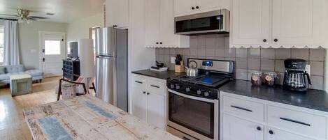 Réfrigérateur, micro-ondes, four, plaque de cuisson