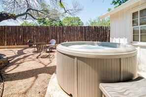 Terrace/patio - Pet-Friendly Craftsman Home in Fredericksburg (Fredericksburg)