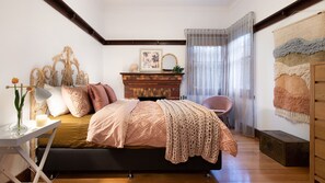 4 bedrooms, internet, bed sheets