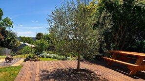 Outdoor dining - Naruda Pet Friendly in the heart of Daylesford (Daylesford)