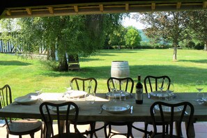 Outdoor dining - Estate in Normandy with Pool & Tennis Court (Le Mesnil sur Blangy)