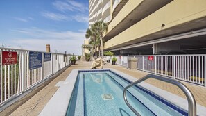 Una piscina techada, una piscina climatizada