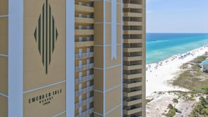 Un hotel moderno con vista sulla spiaggia.