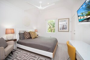 5 多间卧室、客房内保险箱、办公桌、熨斗/熨衣板