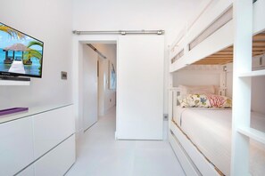 5 chambres, coffres-forts dans les chambres, bureau