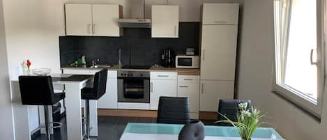 Kühlschrank, Mikrowelle, Ofen, Herdplatte