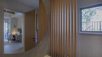 Design Triple Room | Bathroom | Shower, rainfall showerhead, free toiletries, hair dryer