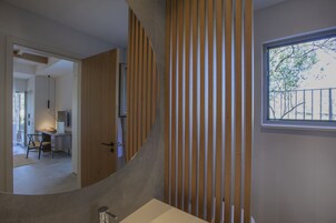 Design Triple Room | Bathroom | Shower, rainfall showerhead, free toiletries, hair dryer