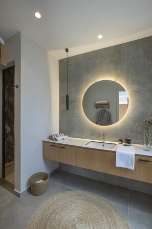 Luxury Double Room | Bathroom | Shower, rainfall showerhead, free toiletries, hair dryer - Trio'da Kazdaglari (Ayvacik)