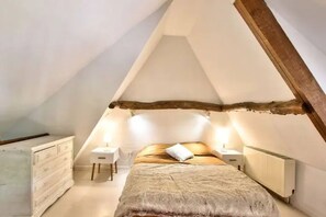4 bedrooms, desk, iron/ironing board, travel crib