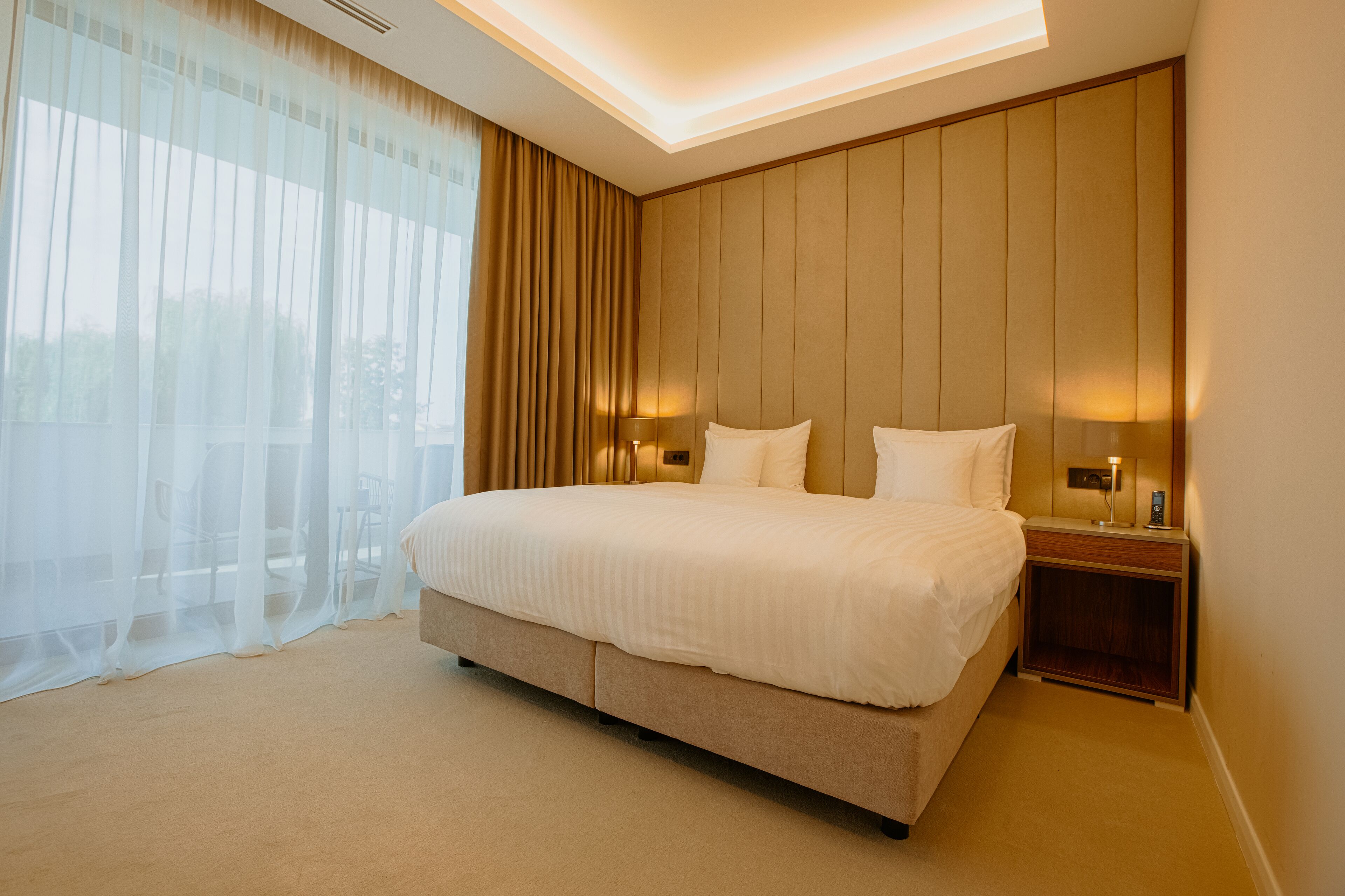 business double room, balcony | 1 bedroom, minibar, in-room safe, desk