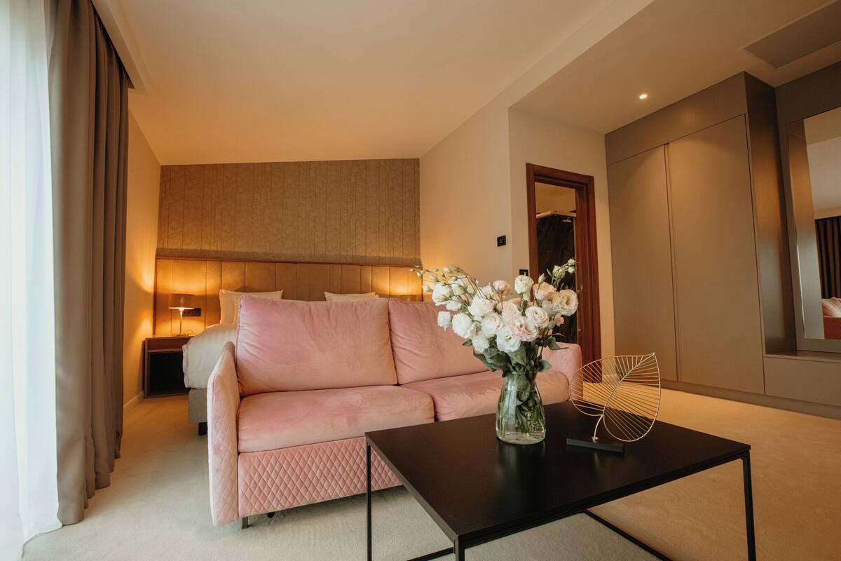 Junior Room | Minibar, in-room safe, desk, blackout drapes