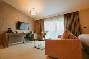 Minibar, caja de seguridad en la habitación y escritorio 