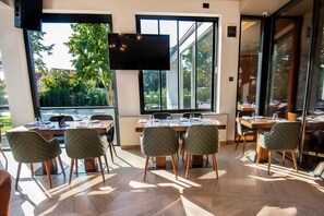 Daily buffet breakfast (RON 70 per person)