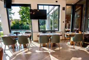 每日供应自助式早餐（每人 RON 70）