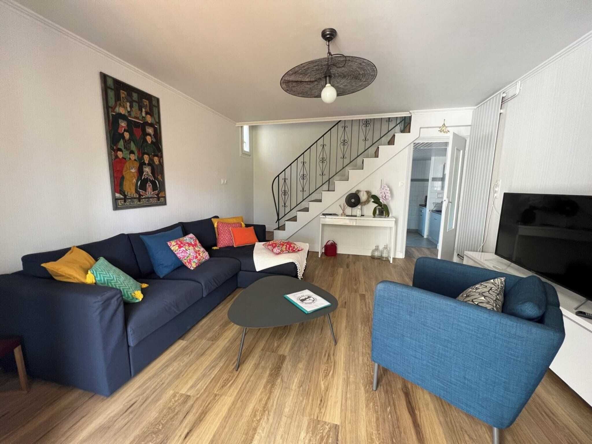 Télévision, lecteur de DVD, livres, médiathèque