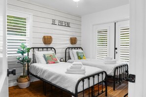 3 Schlafzimmer, Schreibtisch, Bügeleisen/Bügelbrett, Reisekinderbett