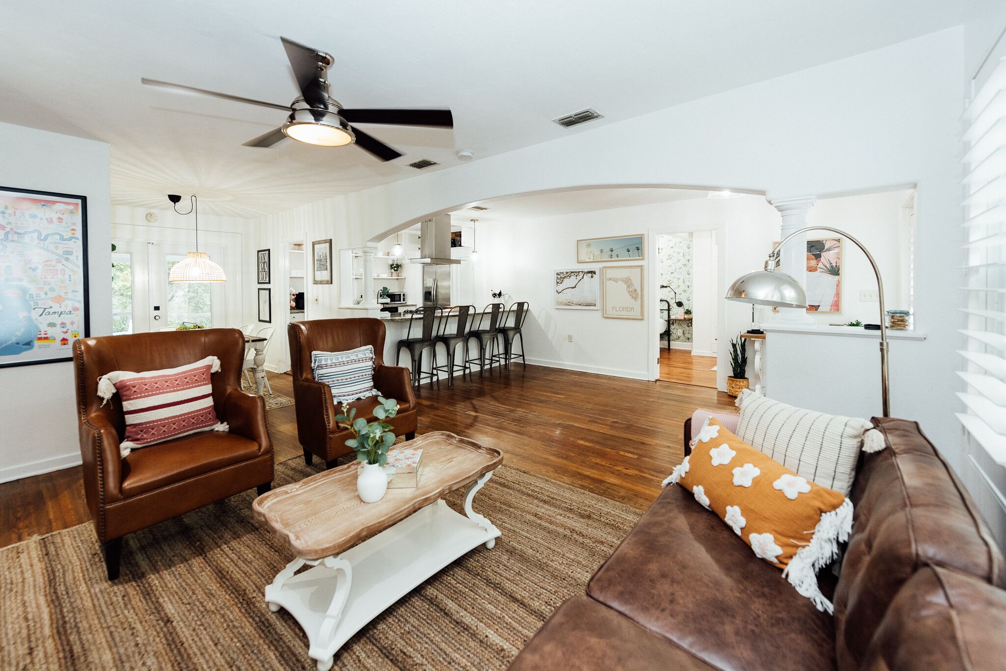 Smart TV, libros y oficina 