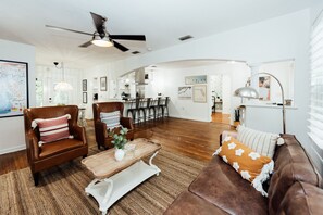 TV connectée, livres, espaces bureaux