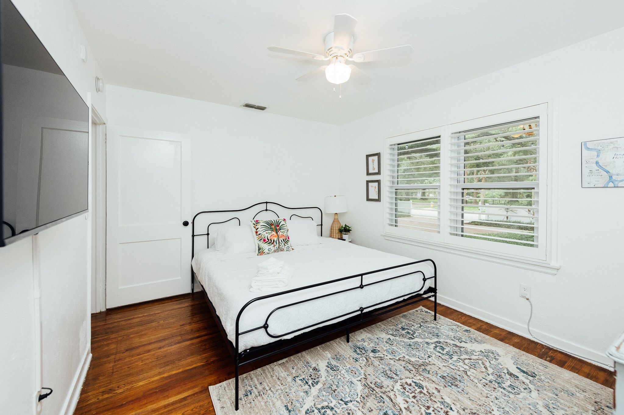 3 bedrooms, desk, iron/ironing board, travel cot