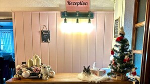 Una recepción con un letrero que dice "Hotel Eulenhof" y un árbol de Navidad decorado.