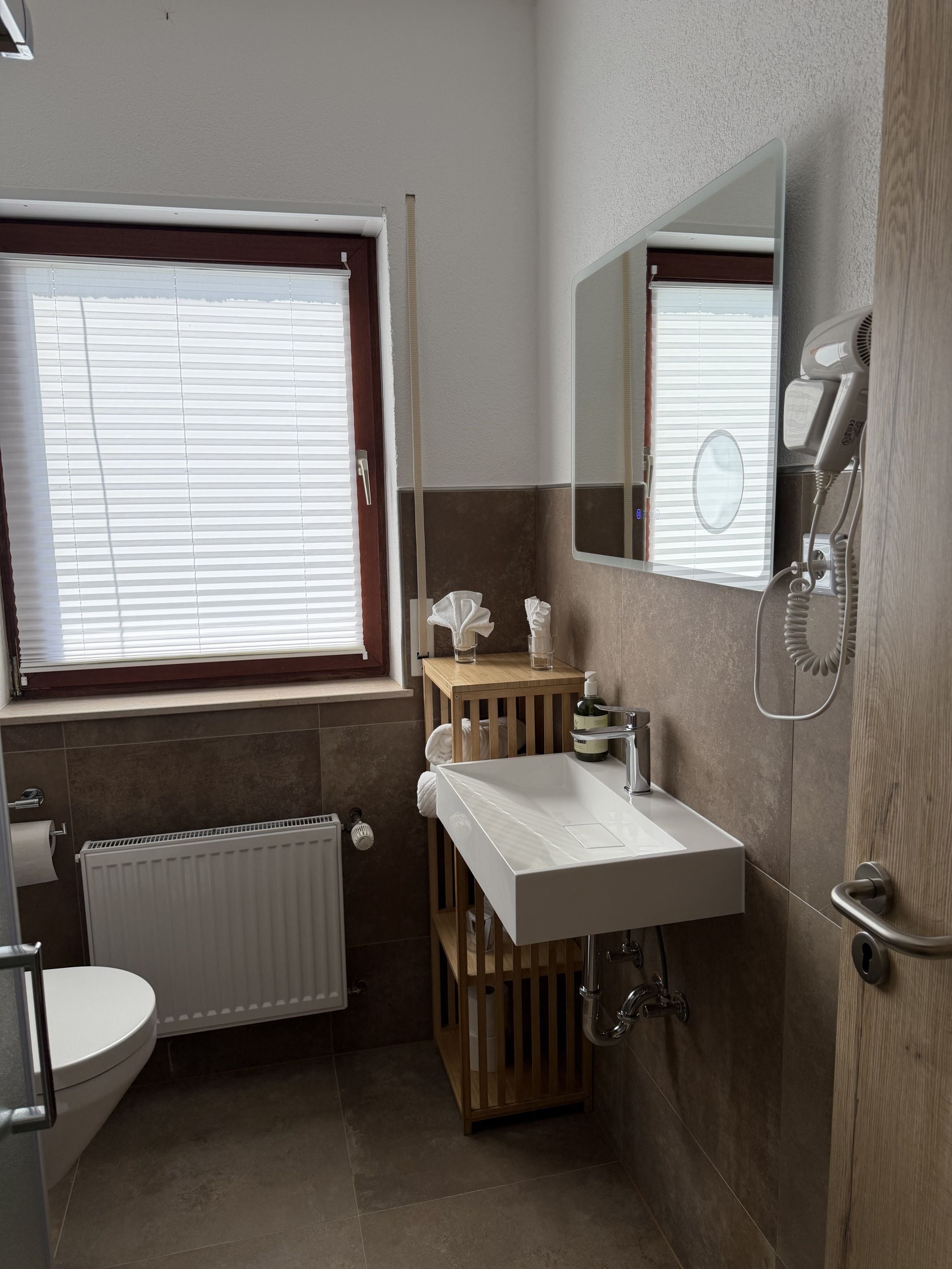Ein Badezimmer mit Toilette, Waschbecken und Dusche.