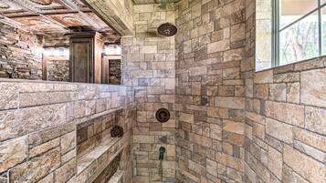 Articles de toilette gratuits, sèche-cheveux, serviettes fournies