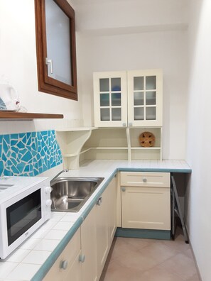 Frigorifero, microonde, piano cottura, macchina per tè/caffè