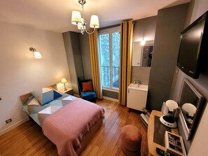 Individually decorated, individually furnished, desk, laptop workspace - Hôtel oh sèvres autrement (Sevres)