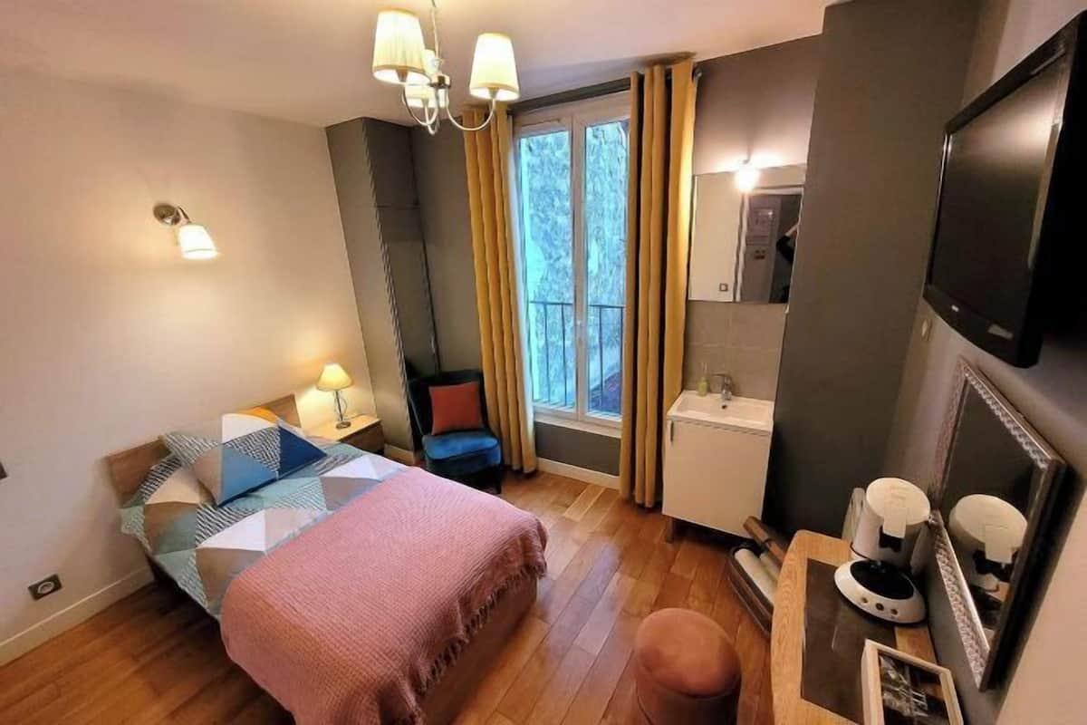 1 bedroom, individually decorated, individually furnished, desk