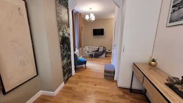 1 habitaciĂłn, decoraciĂłn personalizada, muebles diferentes y escritorio
