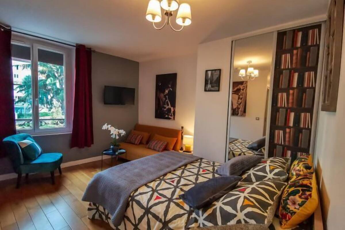 1 bedroom, individually decorated, individually furnished, desk