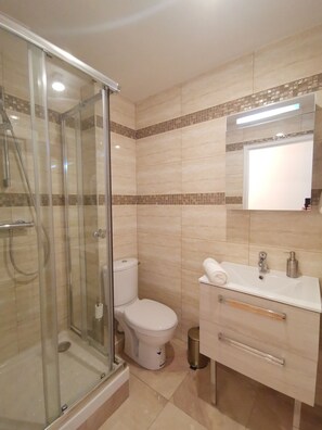 Standard Apartment | Bathroom | Shower, rainfall showerhead, towels, soap